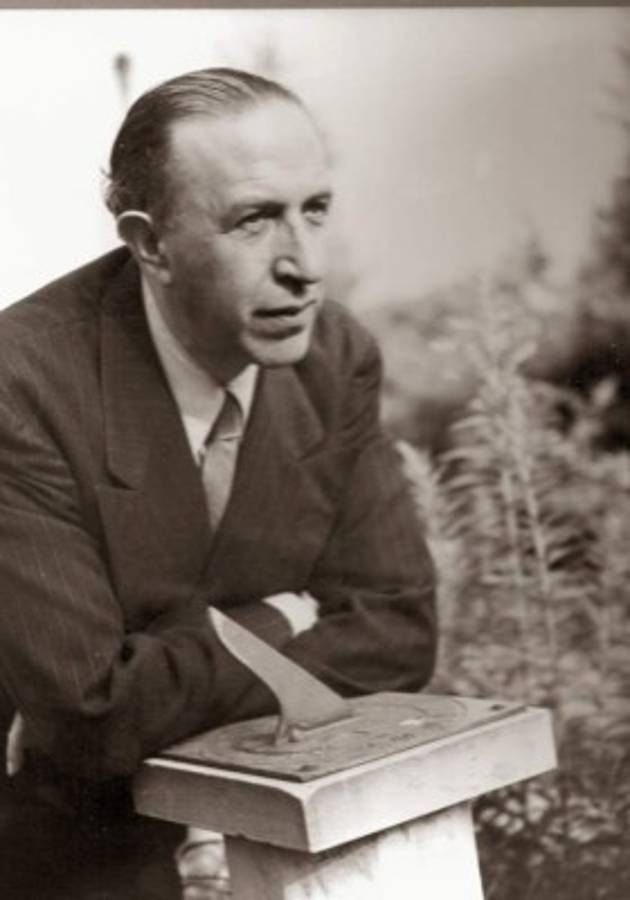 Quizá la poesía de Pedro Salinas era para él un encuentro estético y artístico con la belleza, con la elegante sobriedad del formalismo que también él llevaba dentro, pero la obra de Lorca lo invadía, lo embriagaba, le dolía.