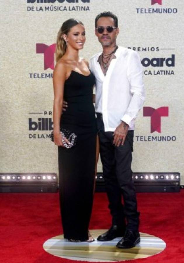 Marc Anthony, derecha, llega a los Premios Billboard de la Música Latina el jueves 23 de septiembre de 2021 en el Watsco Center en Coral Gables, Florida. (Foto AP/Marta Lavandier)