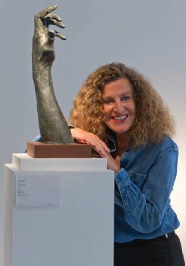 Nicole Farhi y su mano humana