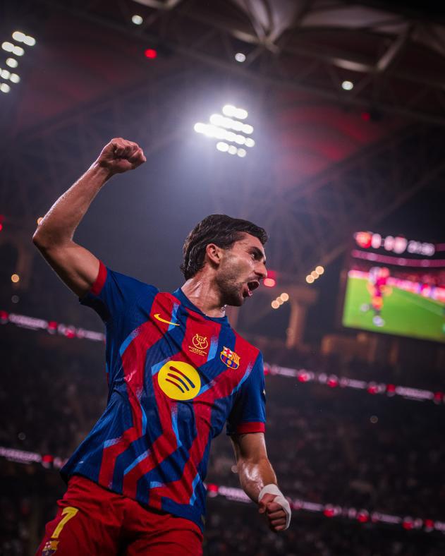 Polémica del Barcelona, jugador es captado en su celular en pleno partido y festín de goles