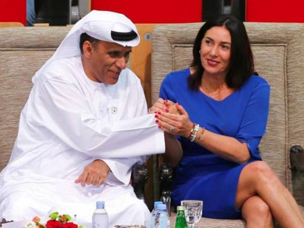 La ministra de Cultura y Deporte de Israel, Miri Regev, a la derecha, le da la mano a Mohamed Bin Tha'loob Al Derai, presidente de la Federación de Lucha Libre de Judo y Kickboxing de los Emiratos Árabes Unidos. Foto AP.