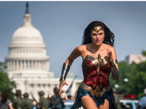 En esta imagen difundida por Warner Bros. Pictures, Gal Gadot como la Mujer Maravilla en una escena de 'Wonder Woman 1984'. Foto AP.