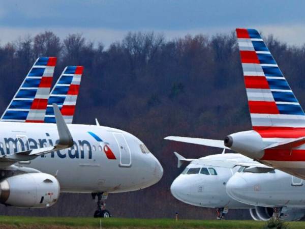 En esta foto del 31 de marzo del 2020, aviones de American Airlines están estacionados en el Aeropuerto Internacional de Pittsburgh. Foto AP.