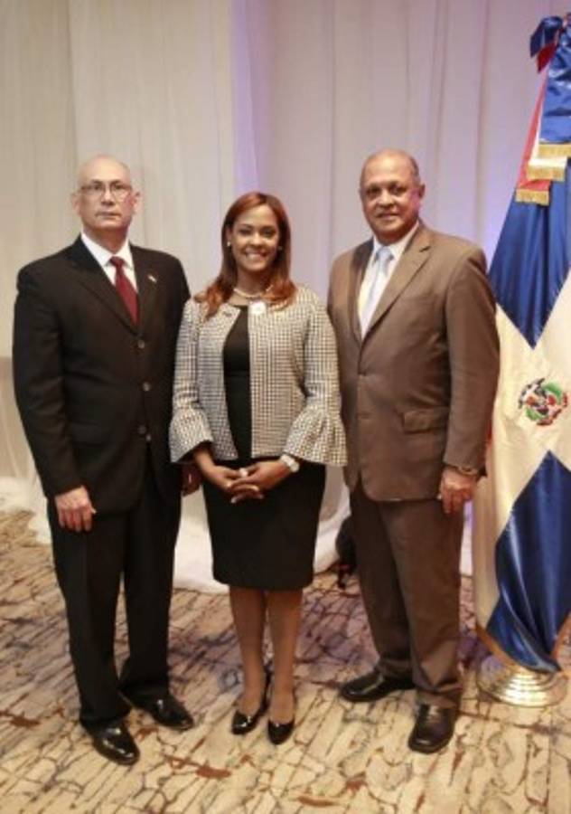 UN BRINDIS POR EL NUEVO DIPLOMáTICO