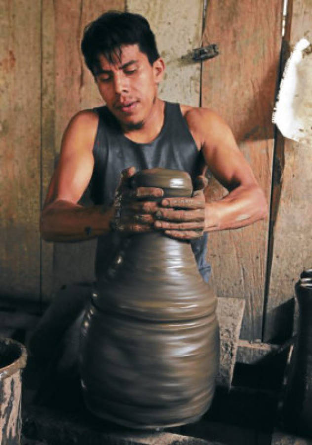 Manos que plasman hermosas obras de arte