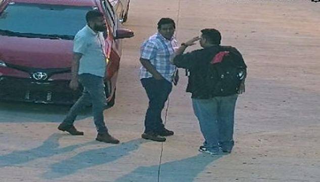 $!Norberto Cardona (izquierda) y José Misael Flores (derecha) reunidos con un individuo no identificado que llegó a los predios universitarios, sacó su cartera y les realizó una entrega de dinero.