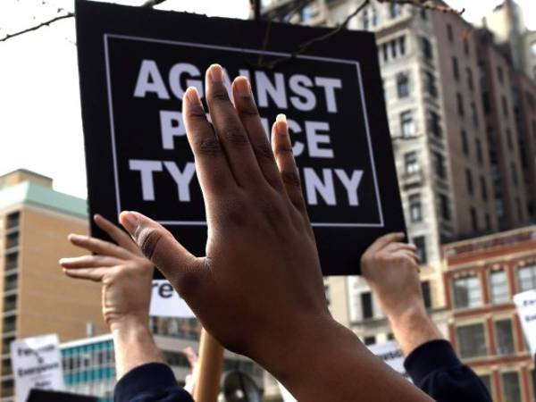 Estudiantes levantaron las manos en memoria de Michael Brown.