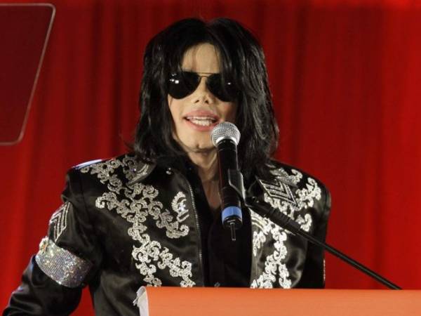 La demanda presentada alega que el especial transmitido la semana pasada, 'The Last Days of Michael Jackson', usa ilegalmente fragmentos importantes de sus canciones más importantes.
