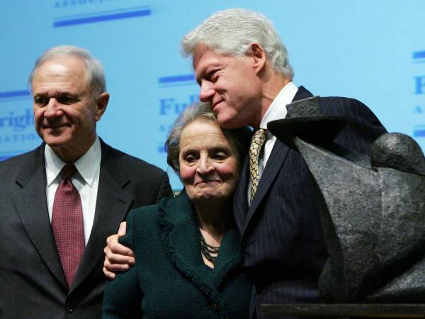 Madeleine Albright fue “una fuerza apasionada por la libertad, la democracia y los derechos humanos”, elogió Bill Clinton, subrayando que su muerte fue “una pérdida inmensa para el mundo en un momento en el que más necesitamos las lecciones de su vida”.