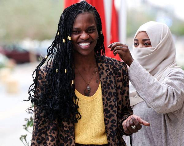 Ziad al Mesfer ya tiene numerosos seguidores en las redes sociales, pues ha abierto la vía a una generación de hombres maniquíes con atuendos considerados demasiado femeninos, en un país que hasta hace poco observaba una estricta segregación de sexos en los lugares públicos.