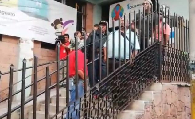 Violenta confrontación entre encapuchados y colectivos de Libre, en el Alonso Suazo, quedó sin efecto