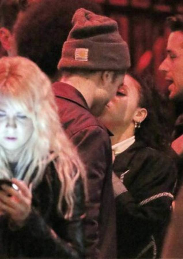 Besos apasionados de famosos en fotos