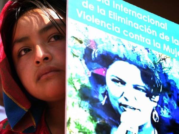 Una persona Lenca sostiene una imagen de Berta Cáceres durante una protesta frente al Ministerio Público en Tegucigalpa, capital de Honduras.