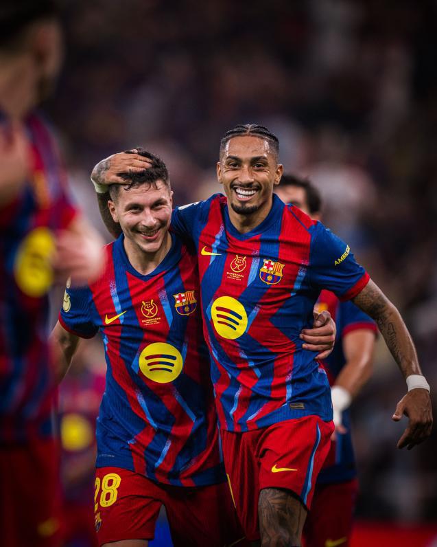Polémica del Barcelona, jugador es captado en su celular en pleno partido y festín de goles