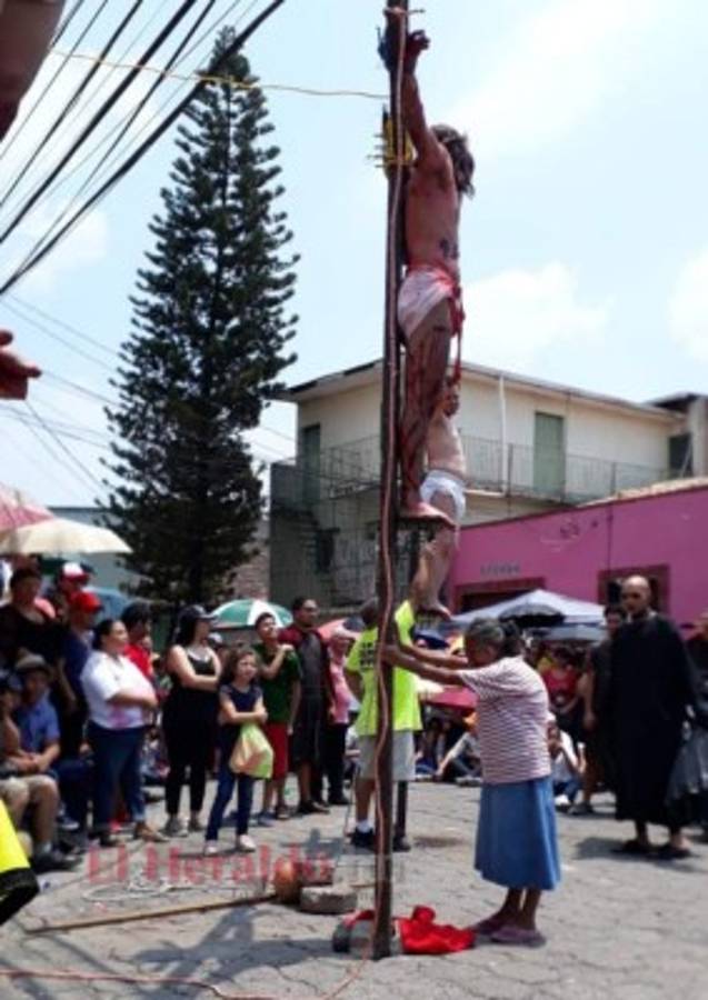 Hondureña llora ante los pies de joven que dramatizaba a Jesús crucificado en la cruz