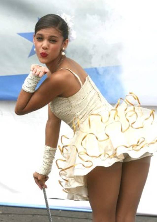 Bastoneras, dueñas de la pasarela cívica