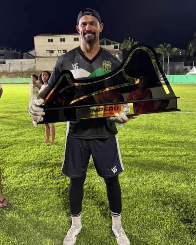 Asesinó a su amante, tiró los restos a los perros, quedó libre y sigue jugando al fútbol