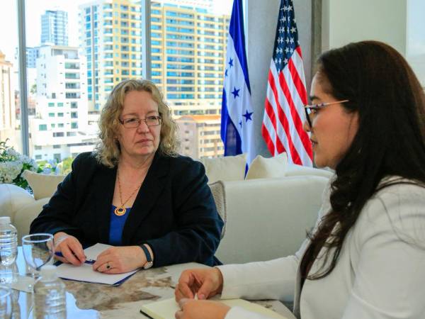La encargada de Negocios de la Embajada de Estados Unidos en Tegucigalpa, Colleen A. Hoey, junto a la designada presidencial Diana Baleska Herrera durante un encuentro oficial.