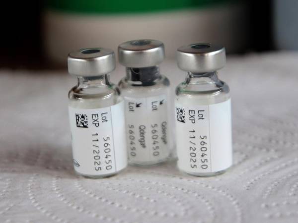 Las vacunas contra el dengue vencen en noviembre, según constató EL HERALDO Plus en la etiqueta de los frascos. Se deben aplicar en dos dosis, con tres meses entre cada una.