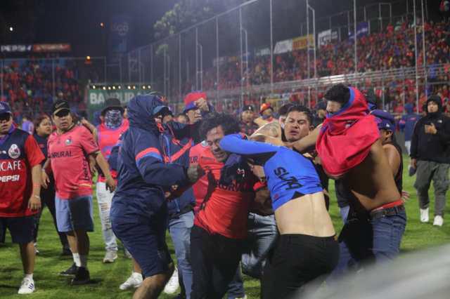 Dos hondureños involucrados: Final de Guatemala termina en pleito entre aficionados