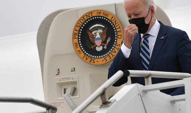 El presidente de Estados Unidos, Joe Biden, se toca la mascarilla al bajar del Air Force One a su llegada al aeropuerto regional de Hagerstown, Maryland.
