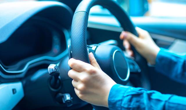 Acomodar bien el asiento y los espejos es tan importante como saber utilizar las luces, respetar la distancia entre vehículos y mantener la calma mientras estás al volante. Asume un verdadero compromiso.