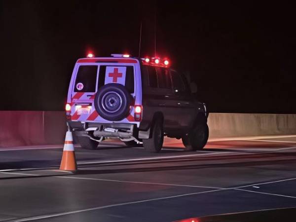 Una ambulancia de la Cruz Roja en la carretera CA-5, donde ocurrió el atropellamiento.
