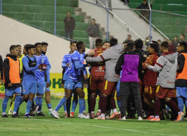 Partido de fútbol termina en batalla campal; 17 expulsados y directivo fracturado