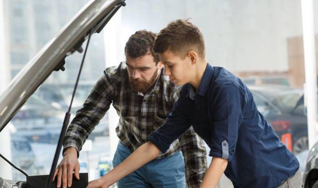 Convertirse en un experto en mecánica no es necesario para transmitir conocimientos básicos a sus hijos sobre el funcionamiento de un automóvil.