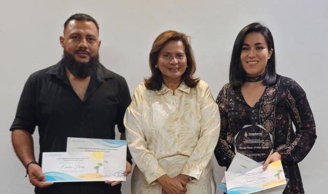 El fotógrafo Emilio Flores y la periodista Samaí Torres, de EL HERALDO, recibieron el reconocimiento de manos de la ministra de Turismo, Yadira Gómez.