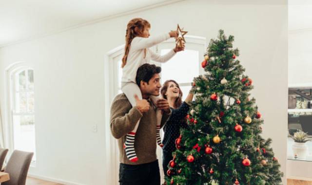 Elegir y vestir el pino navideño es una actividad de temporada que puede disfrutar junto a su familia.