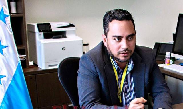 El titular del Instituto Nacional de Migración (INM), Allan Alvarenga, justificó que no pueden dejar de cobrar los 210 dólares de multa por ingresar de manera irregular al país debido a que el decreto no es ley.