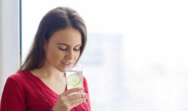 Beber agua con limón cada día no es respuesta a la búsqueda de pérdida de peso, pero sí aporta otros considerables beneficios.