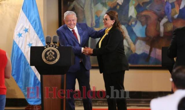 AMLO y Xiomara Castro protagonizaron un apretón de manos.