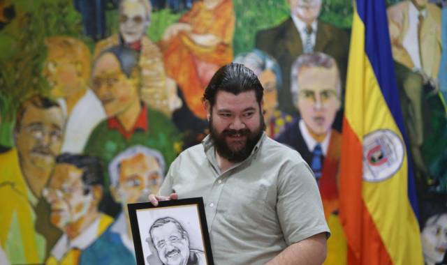 Cuentista, guionista, y actor de cine y teatro, el pueblo hondureño así recuerda a Eduardo Bähr, es por eso que la UPNFM, Fundaupn y Diario EL HERALDO rindieron honores. Estas son las imágenes del evento conmemorativo.