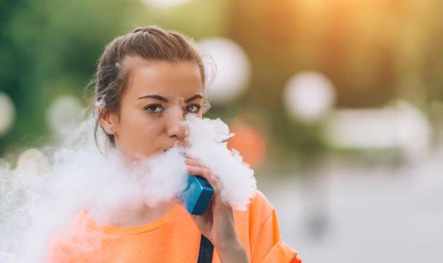 La advertencia se origina en un análisis detallado de los historiales del hábito de fumar, que compartieron poco más de 2,000 adolescentes de EE. UU. durante una serie de encuestas anuales recientes.