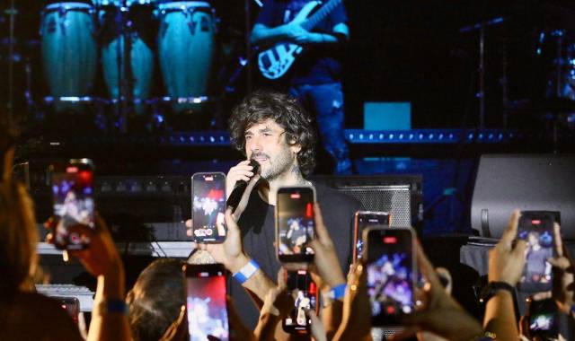 Se abre el telón —o, en este caso, la pantalla digital— y la banda comienza a sonar, llenando el espacio de acordes que elevan la expectación de un público puntual y ansioso. Entonces aparece una figura: un hombre de mediana edad, desenfadado, con la confianza de quien sabe a lo que viene. Es Melendi, en su primera visita a Honduras.