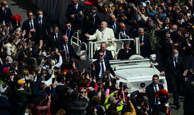 El papa Francisco saluda a los fieles al final de la misa del Domingo de Ramos.