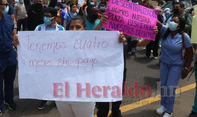 Un grupo de trabajadores de primera línea protestó ayer frente a Casa Presidencial para exigir que les cumplan sus derechos.