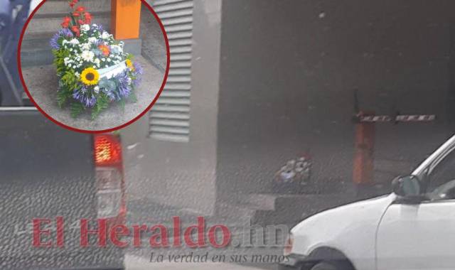 El estacionamiento cuatro del edificio Torre Morazán luce como si no hubiera pasado este condenable acto. Mientras que un ramo de flores es el único indicio de que ahí se perdieron cuatro vidas.