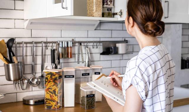 Preste atención a estos trucos de limpieza y orden para aprovechar tiempo y espacio en su cocina.