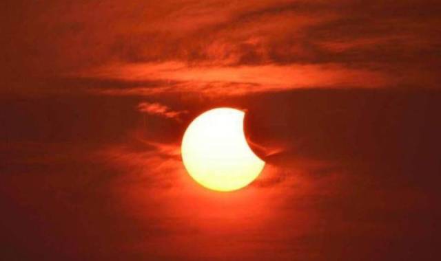 La exposición inadecuada a un eclipse solar puede provocar daños irreparables a la vista. Es por ello que no se recomienda ver directamente el sol ni usar gafas solares comunes.