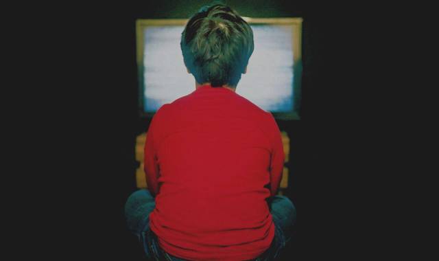 Los niños que ven actos violentos en cualquier tipo de pantalla tienen más probabilidades de comportarse de forma agresiva.