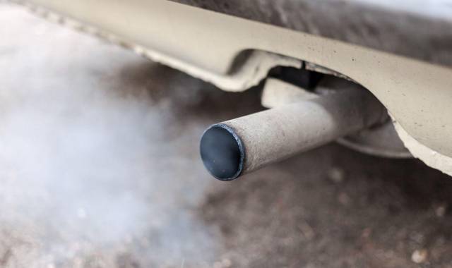 El sistema de emisión de gases se encarga de regular la combustión y las cantidades de residuos que expulsa el vehículo.