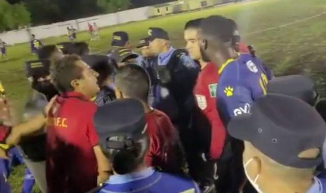 Nerlin Membreño protagonizó un bochornoso momento en medio del polémico partido entre Juticalpa y Real Juventud por los cuartos de final de la Liga de Ascenso.