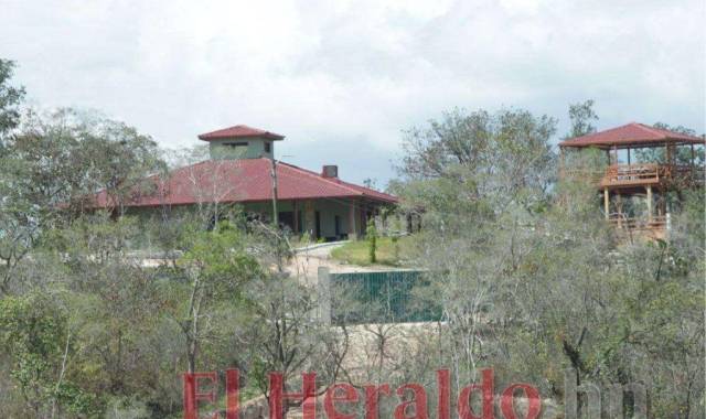 La hacienda El Jícaro en Gracias, Lempira, donde llegaba el expresidente en helicóptero, según los pobladores, también permanece vigilada.