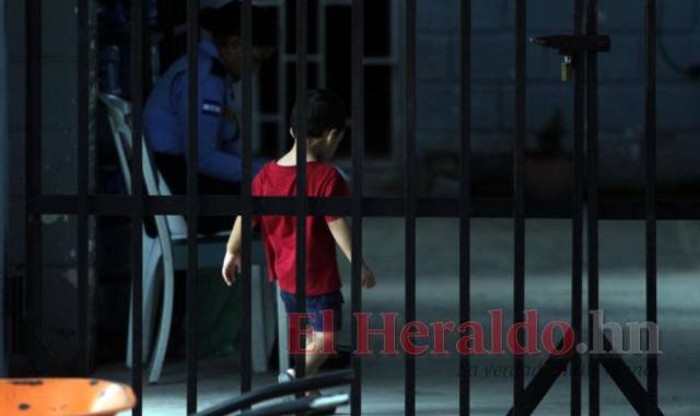 Aunque no han cometido ningún delito, los menores de edad que viven con sus madres en los centros penales de Honduras están condenados a no tener una infancia normal.