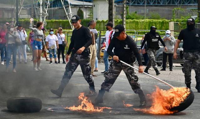 Este jueves, unos 200 familiares de los reclusos quemaron neumáticos para interrumpir momentáneamente la circulación de vehículos a las afueras del centro en protesta por supuestos malos tratos de los militares a los presos, lo que habría ocasionado la rebelión. Aquí lo que se sabe del motín que se registró en una cárcel de Guayaquil, Ecuador.