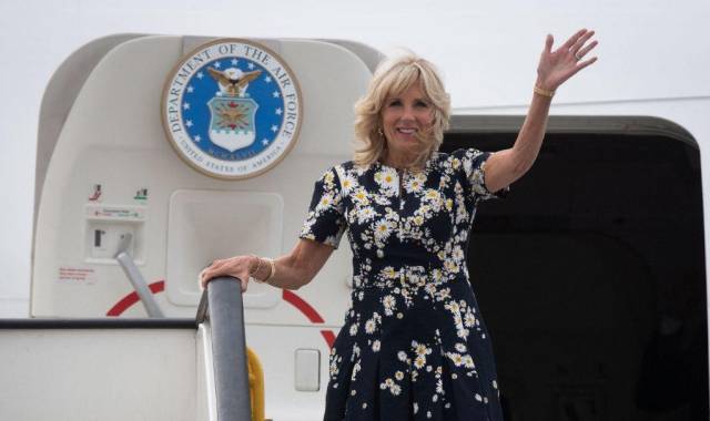 La Primera Dama de los Estados Unidos, Jill Biden, saluda a su llegada al Aeropuerto Internacional de Bratislava en Bratislava, Eslovaquia, el 7 de mayo de 2022.