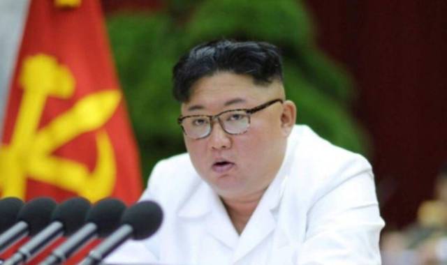 El líder Kim Jong Un dirigió un encuentro de emergencia de su buró político el jueves y ordenó confinamientos por todo el país en un intento de contener la propagación.